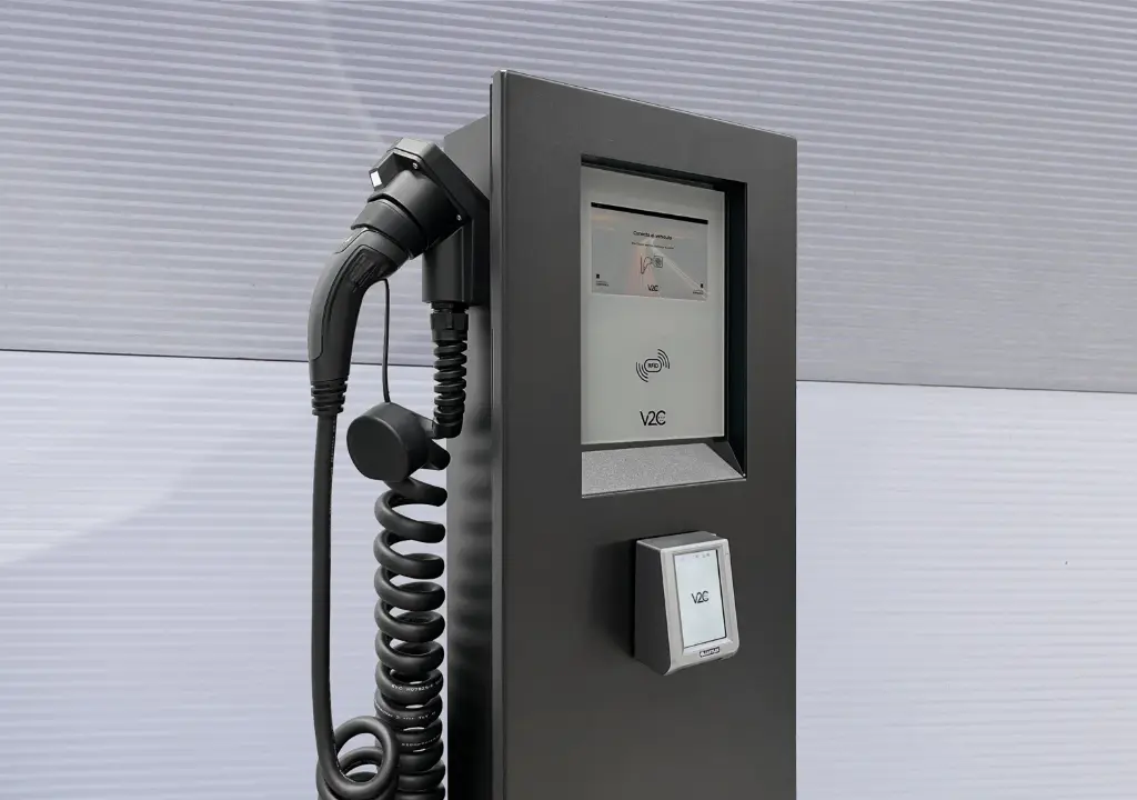 Cargador V2C Pole Pro (2 sockets, trifásico, pared, por conector) base tipo 2 base tipo 2 suelo con protecciones eléctrica