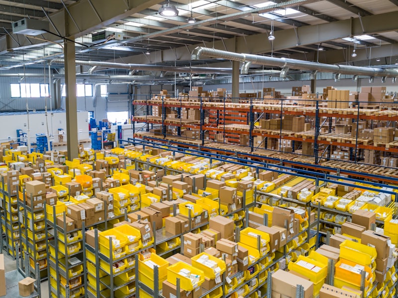 Zona de preparación de pedidos y logística del almacén Sumivolt