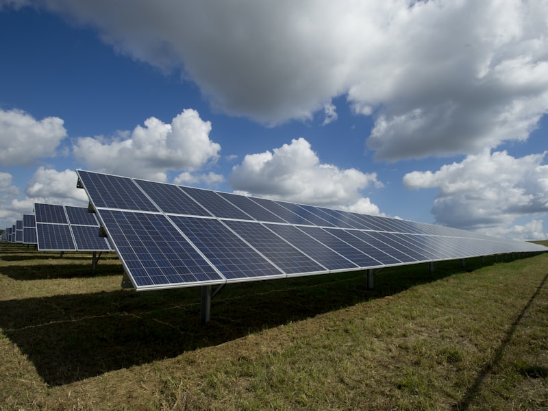 Instalación fotovoltaica en cubierta con paneles de alta eficiencia